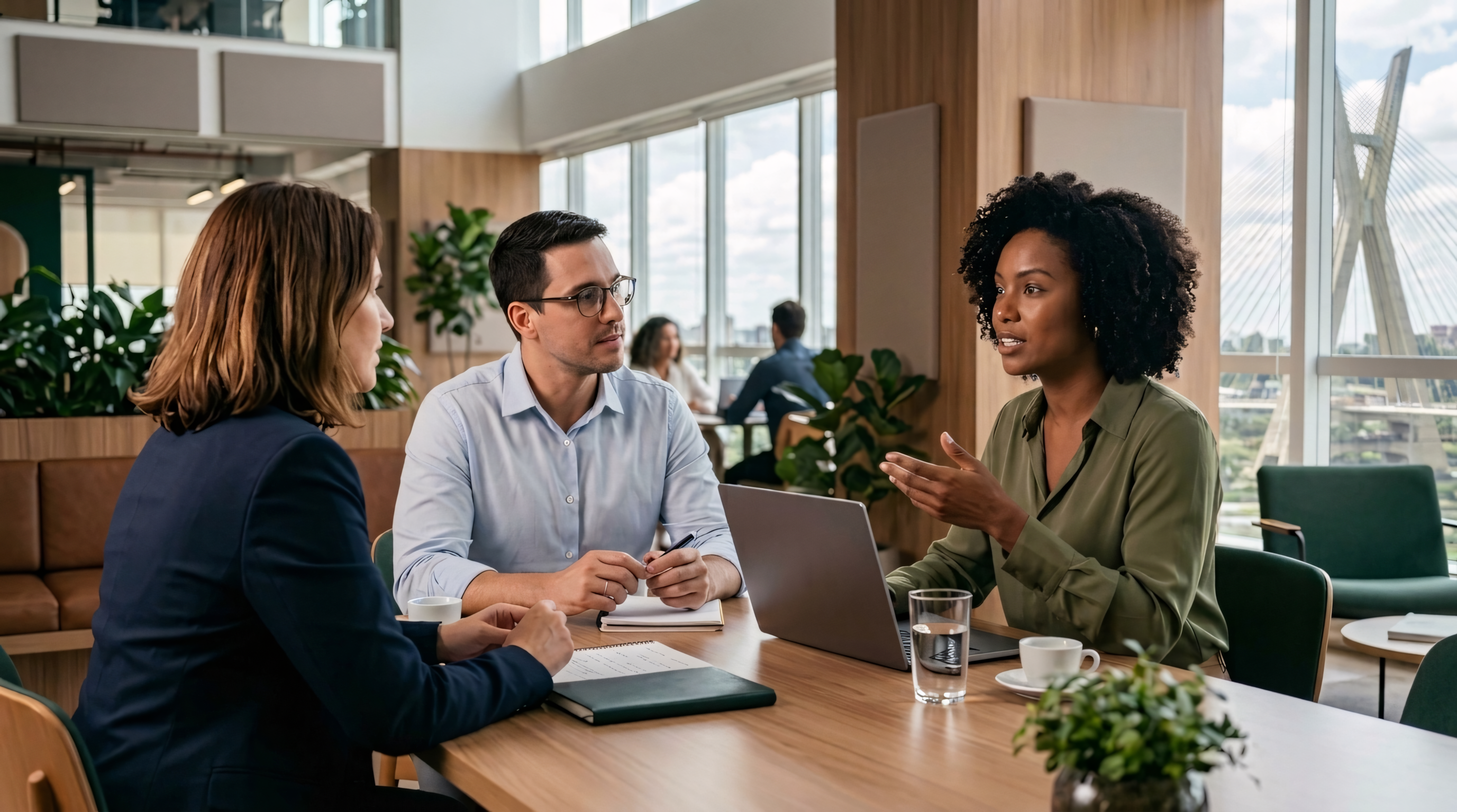 Profissionais reunidos em um ambiente corporativo, conversando sobre gestão e melhoria do ambiente de trabalho.